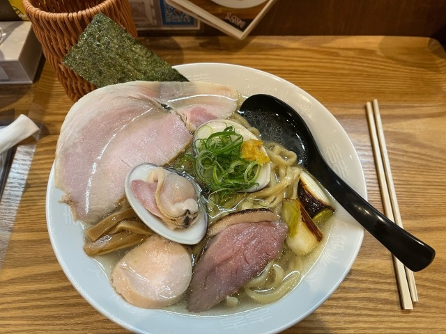 ラーメン塩と貝つなぐ｜新橋駅・汐留駅OPEN